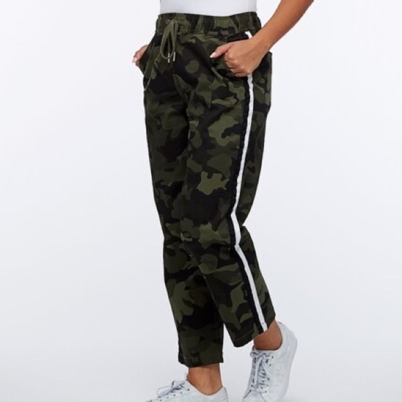 Converse Women’s Camo Green Ankle Length Pants Contrast Side Stripe M - Picture 1 of 16